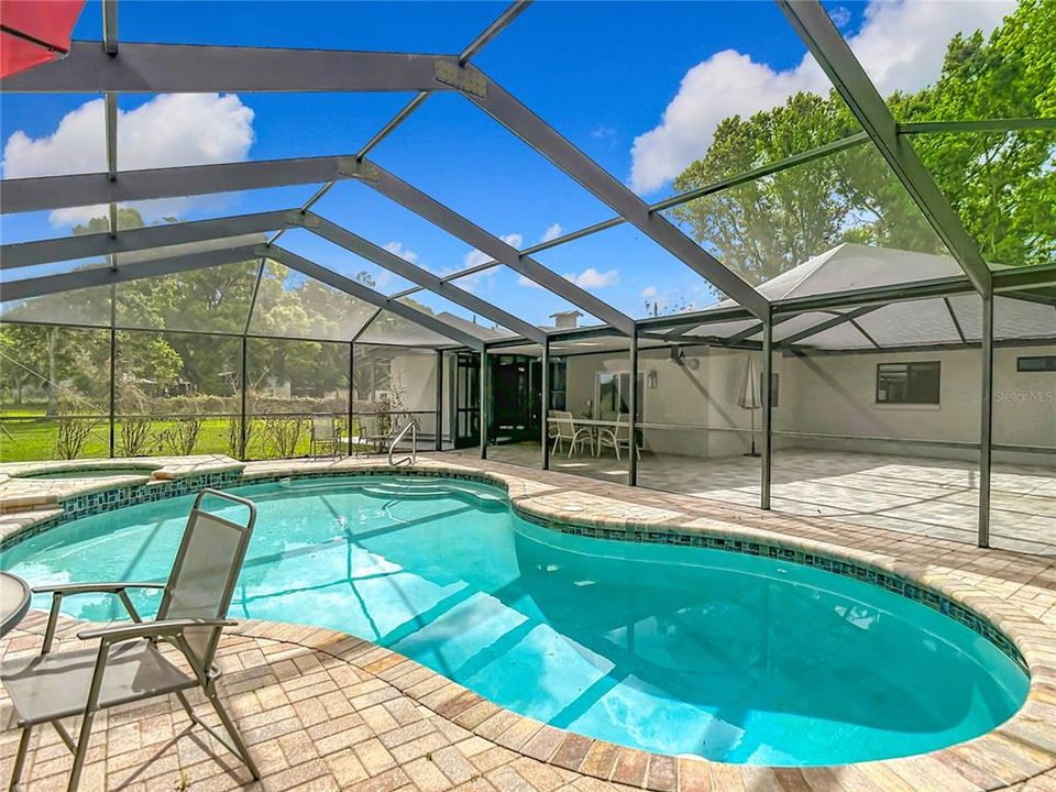 En Venta: $725,000 (4 camas, 3 baños, 2550 Pies cuadrados)