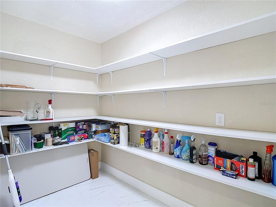 En Venta: $725,000 (4 camas, 3 baños, 2550 Pies cuadrados)