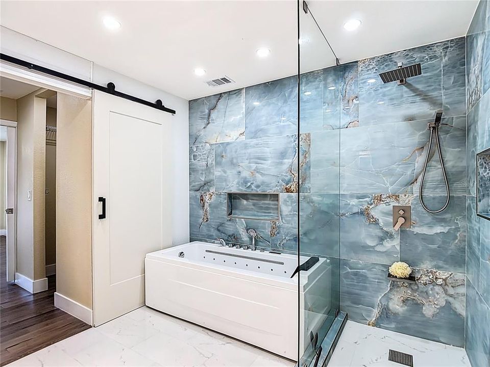 En Venta: $725,000 (4 camas, 3 baños, 2550 Pies cuadrados)