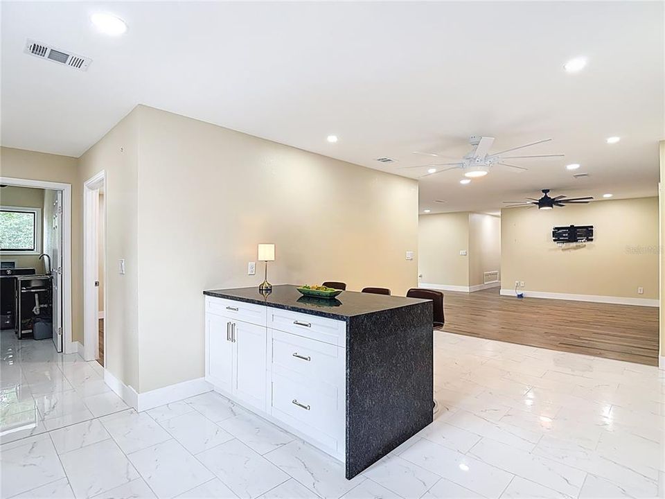 En Venta: $725,000 (4 camas, 3 baños, 2550 Pies cuadrados)