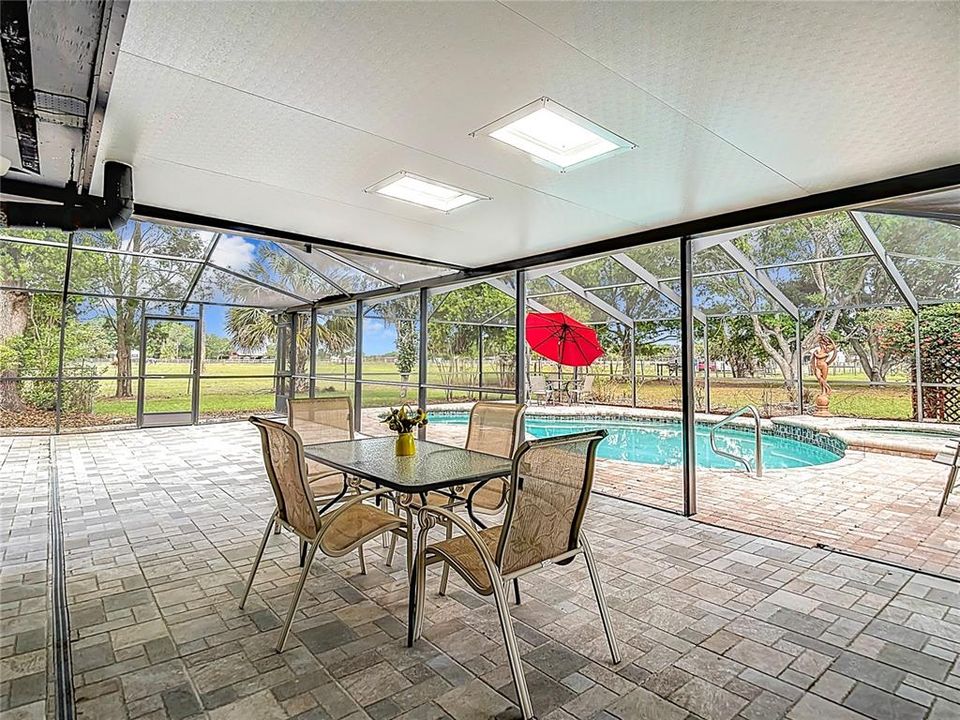 En Venta: $725,000 (4 camas, 3 baños, 2550 Pies cuadrados)