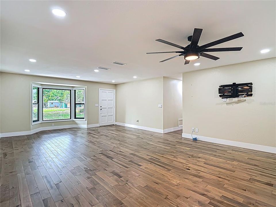 En Venta: $725,000 (4 camas, 3 baños, 2550 Pies cuadrados)