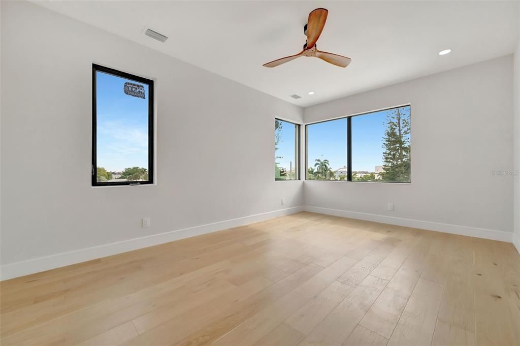 For Sale: $3,550,000 (5 beds, 4 baths, 4434 Square Feet)
