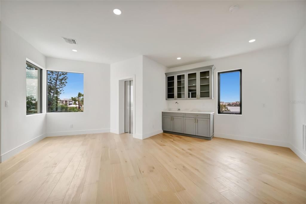 For Sale: $3,550,000 (5 beds, 4 baths, 4434 Square Feet)