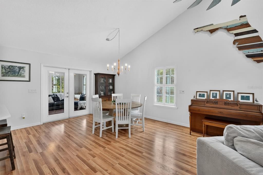 Activo con contrato: $765,000 (4 camas, 2 baños, 2817 Pies cuadrados)