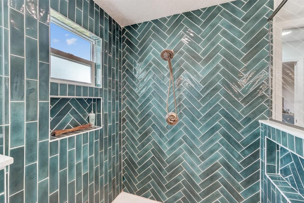 Activo con contrato: $765,000 (4 camas, 2 baños, 2817 Pies cuadrados)
