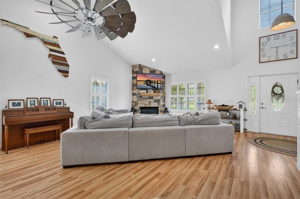 Activo con contrato: $765,000 (4 camas, 2 baños, 2817 Pies cuadrados)