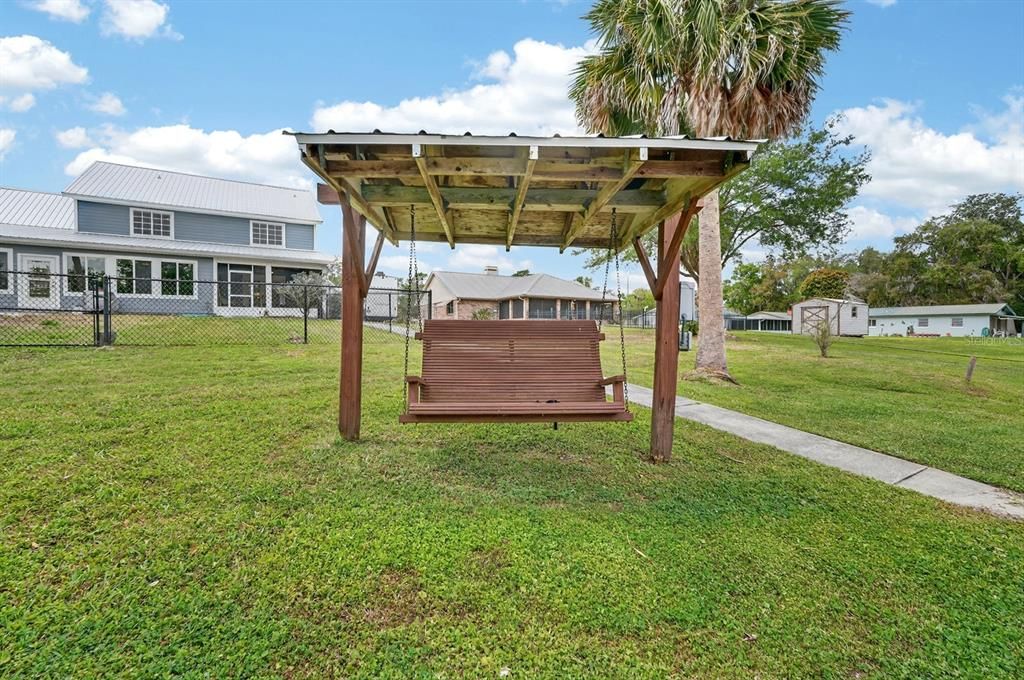 Activo con contrato: $765,000 (4 camas, 2 baños, 2817 Pies cuadrados)