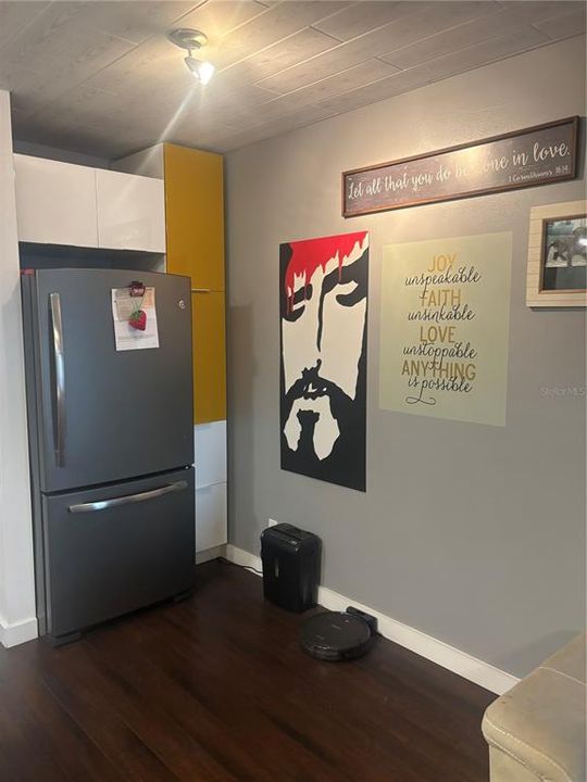 For Sale: $129,000 (1 beds, 1 baths, 615 Square Feet)