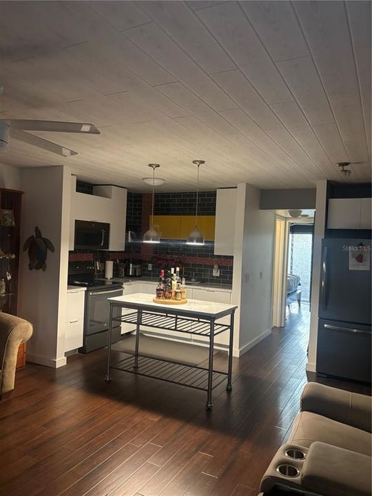 For Sale: $129,000 (1 beds, 1 baths, 615 Square Feet)