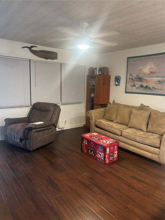 For Sale: $129,000 (1 beds, 1 baths, 615 Square Feet)