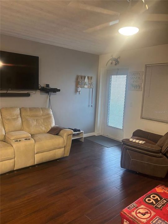 For Sale: $129,000 (1 beds, 1 baths, 615 Square Feet)