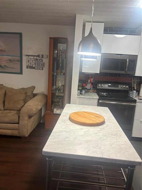 For Sale: $129,000 (1 beds, 1 baths, 615 Square Feet)