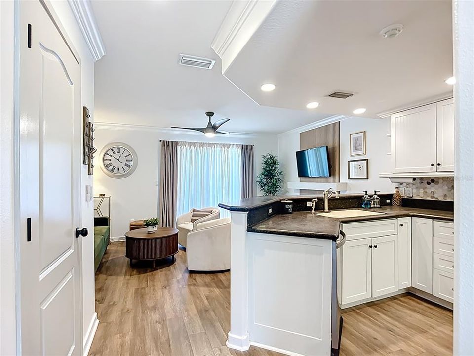 待售: $649,000 (2 贝兹, 2 浴室, 884 平方英尺)