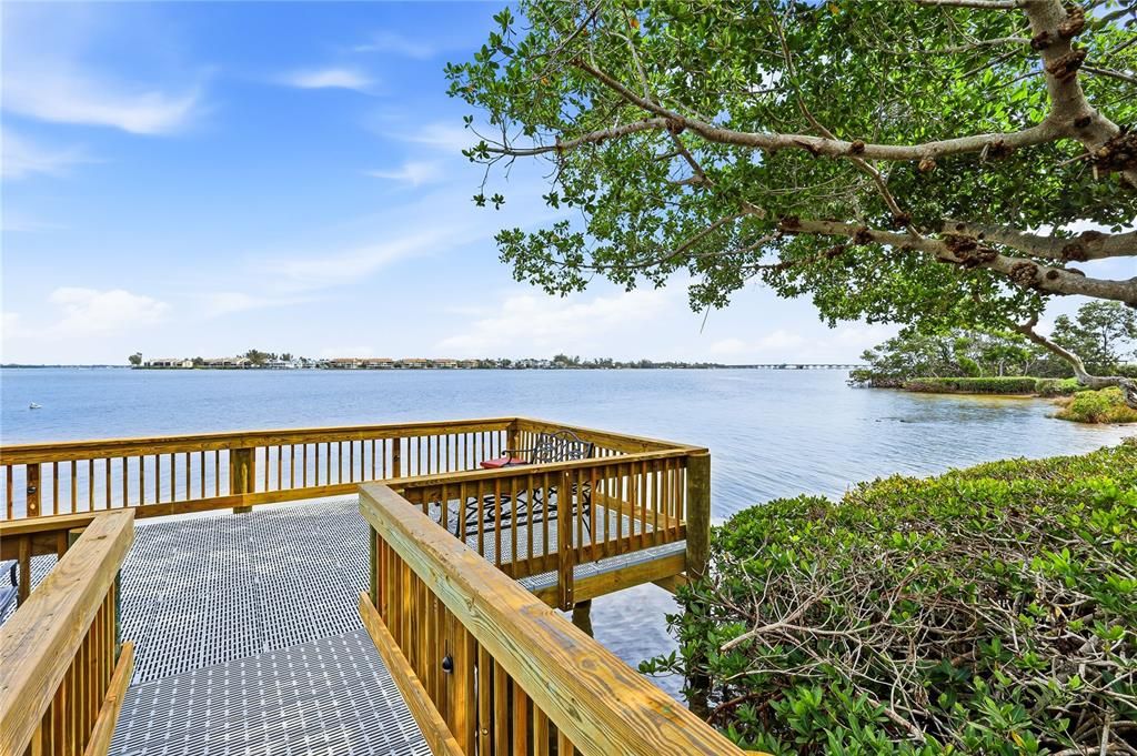 For Sale: $695,000 (2 beds, 2 baths, 1080 Square Feet)