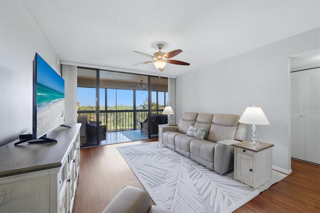 For Sale: $207,900 (3 beds, 2 baths, 1097 Square Feet)