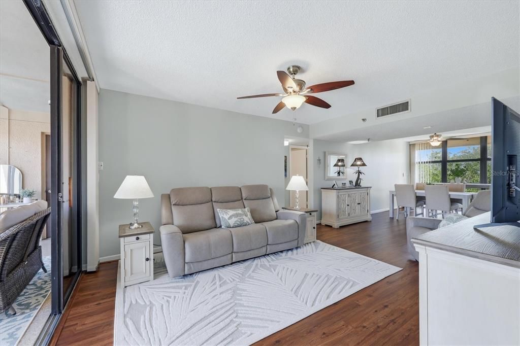 For Sale: $207,900 (3 beds, 2 baths, 1097 Square Feet)