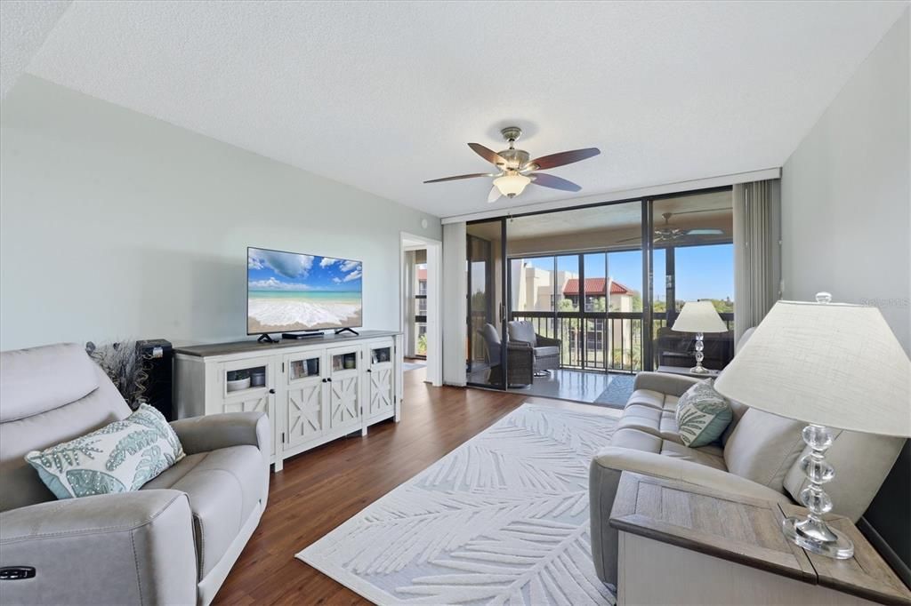 For Sale: $207,900 (3 beds, 2 baths, 1097 Square Feet)