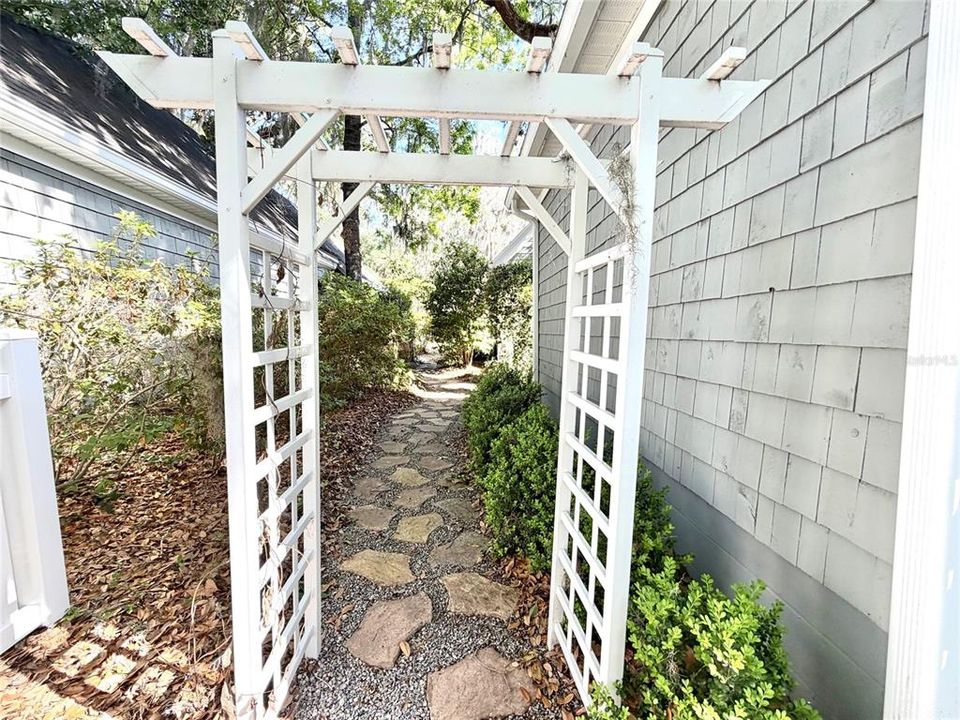 Под контрактом: $399,900 (3 спален, 2 ванн, 2052 Квадратных фут)