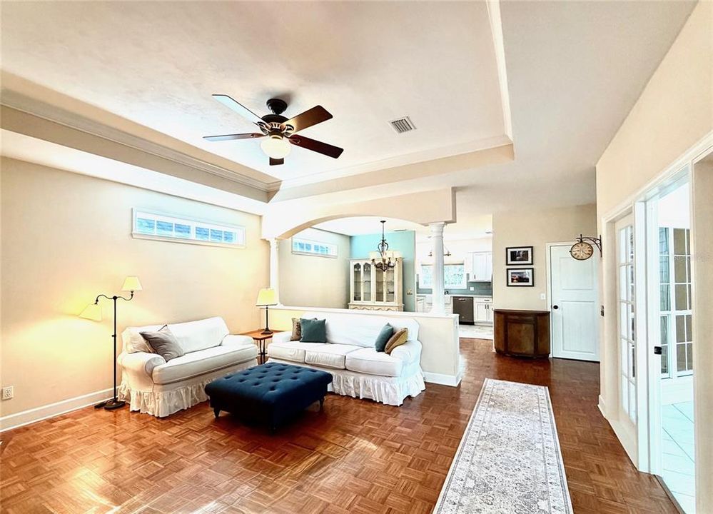 Под контрактом: $399,900 (3 спален, 2 ванн, 2052 Квадратных фут)