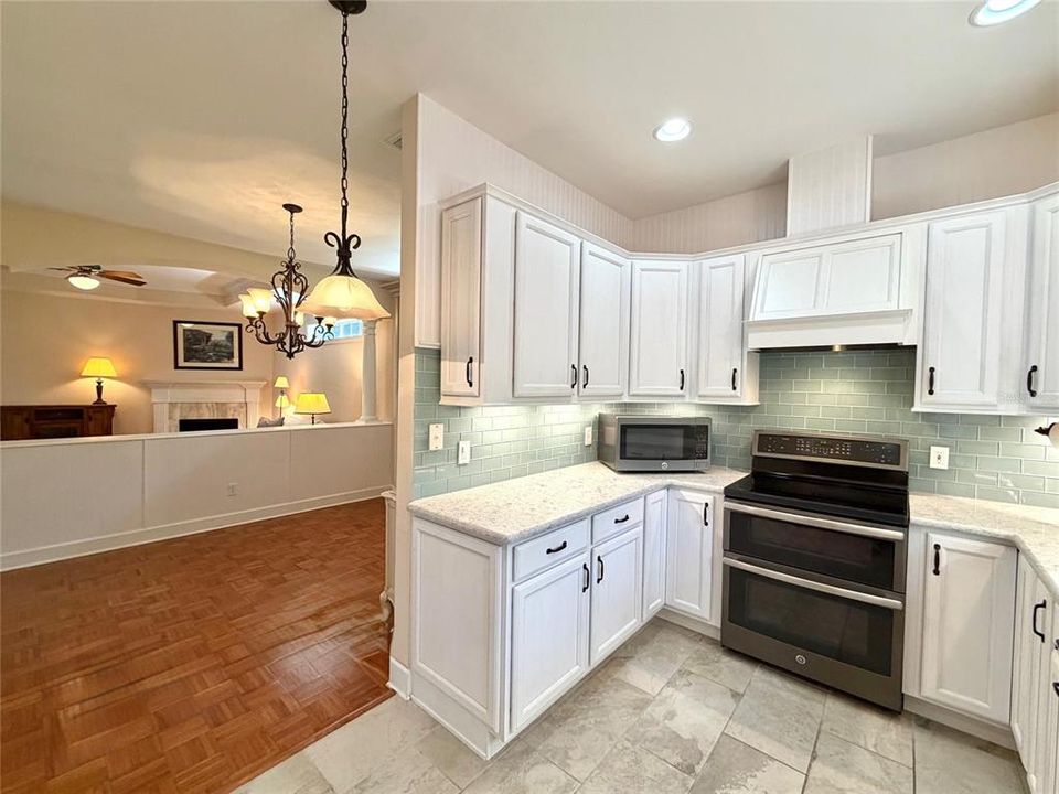 Под контрактом: $399,900 (3 спален, 2 ванн, 2052 Квадратных фут)