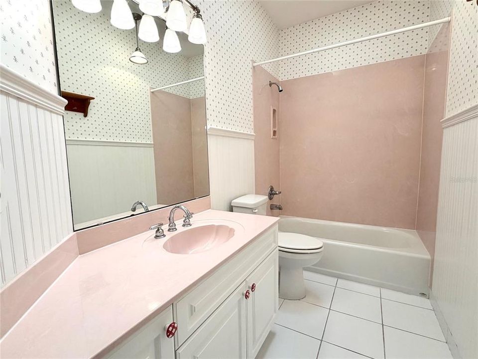 Под контрактом: $399,900 (3 спален, 2 ванн, 2052 Квадратных фут)