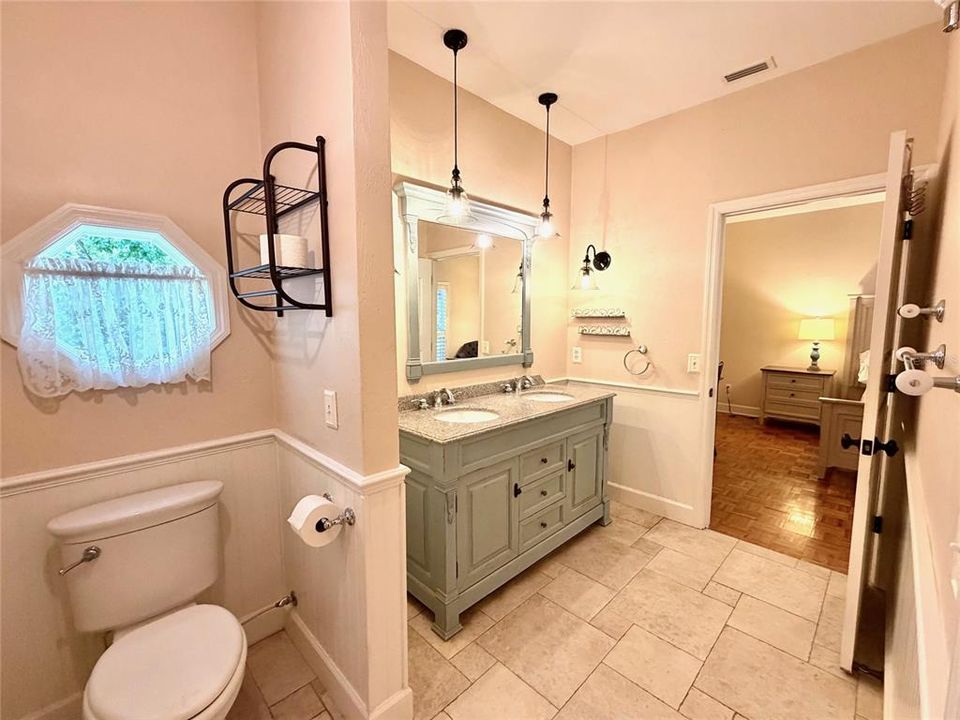 Под контрактом: $399,900 (3 спален, 2 ванн, 2052 Квадратных фут)