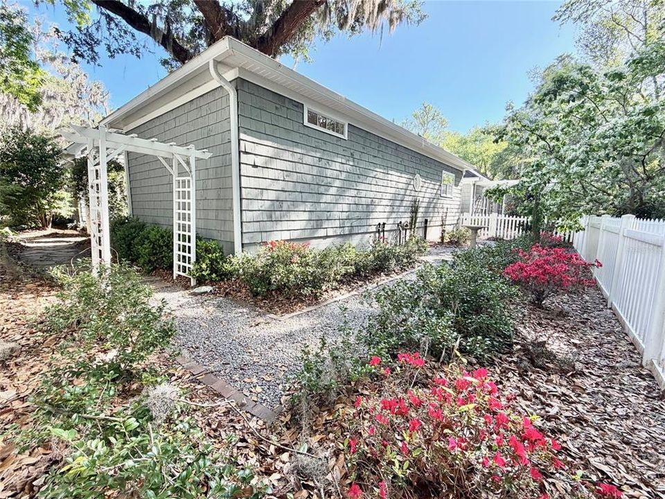 Под контрактом: $399,900 (3 спален, 2 ванн, 2052 Квадратных фут)