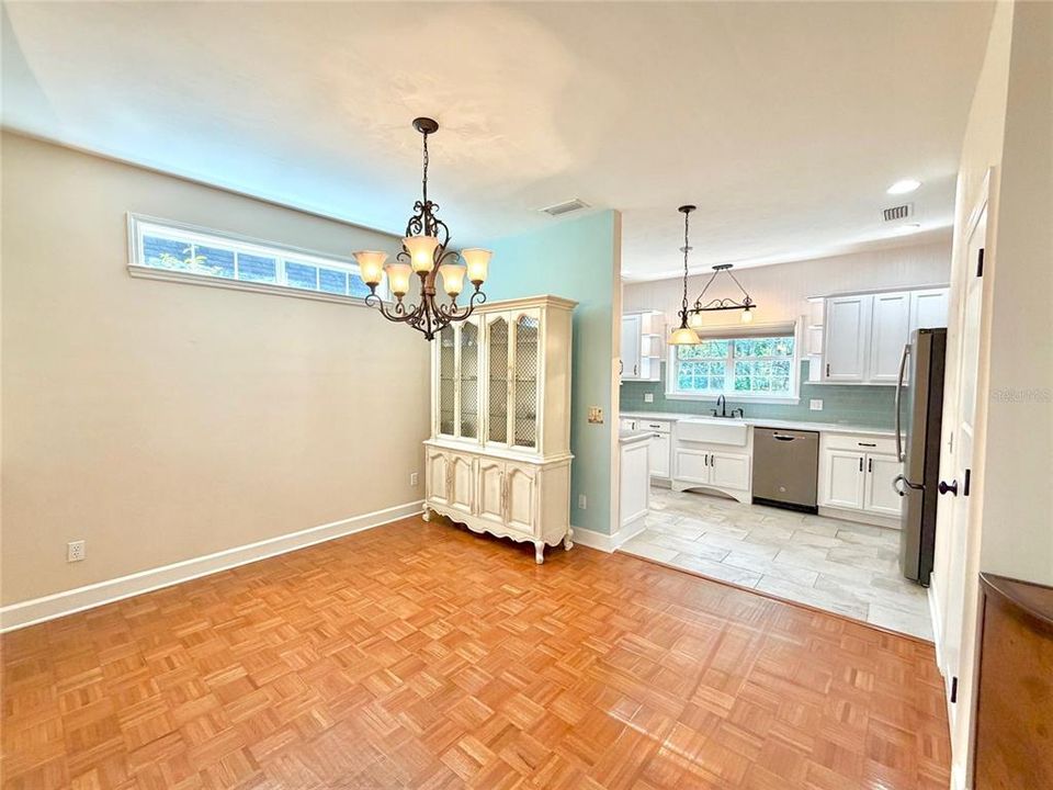 Под контрактом: $399,900 (3 спален, 2 ванн, 2052 Квадратных фут)