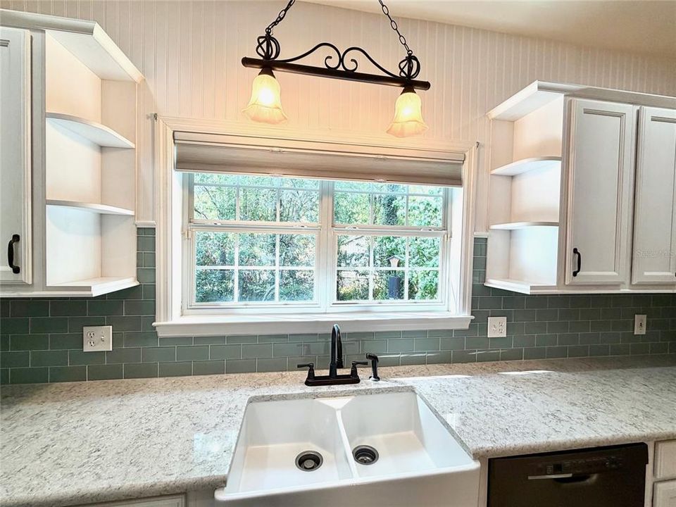 Под контрактом: $399,900 (3 спален, 2 ванн, 2052 Квадратных фут)