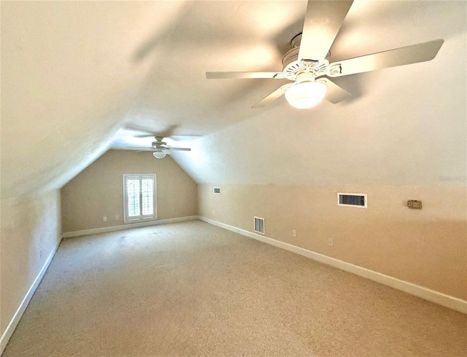 Под контрактом: $399,900 (3 спален, 2 ванн, 2052 Квадратных фут)