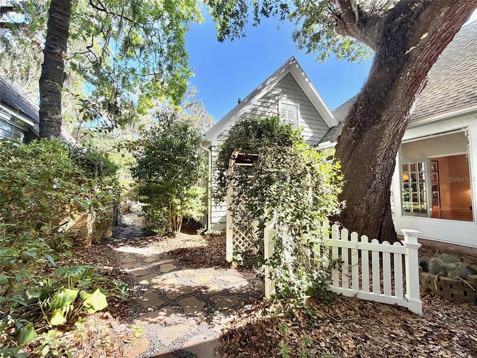 Под контрактом: $399,900 (3 спален, 2 ванн, 2052 Квадратных фут)