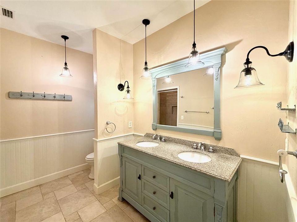 Под контрактом: $399,900 (3 спален, 2 ванн, 2052 Квадратных фут)