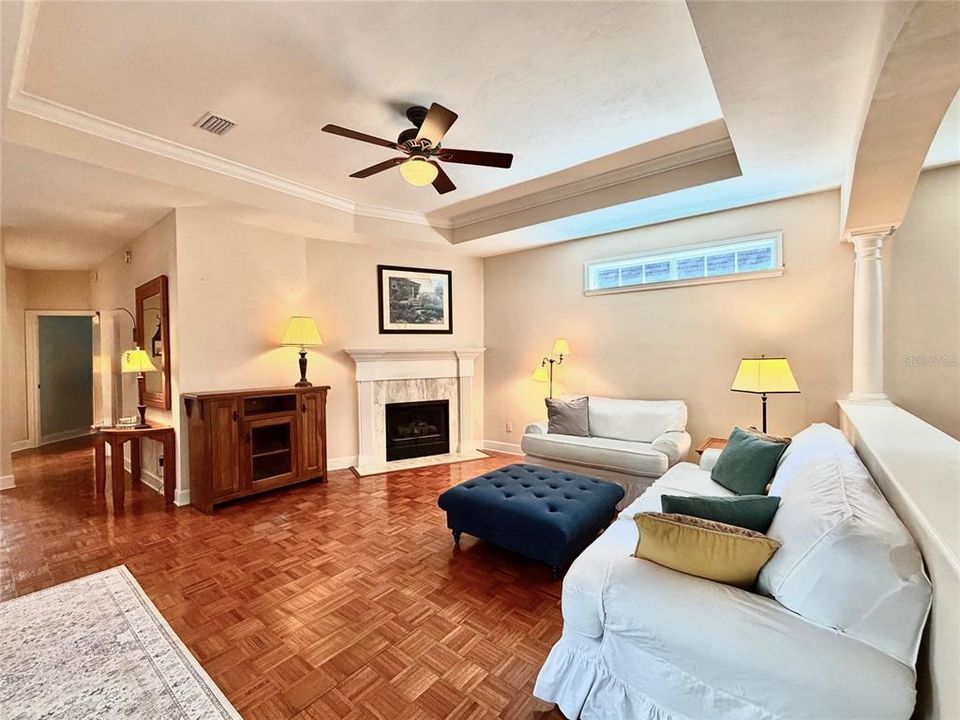 Под контрактом: $399,900 (3 спален, 2 ванн, 2052 Квадратных фут)