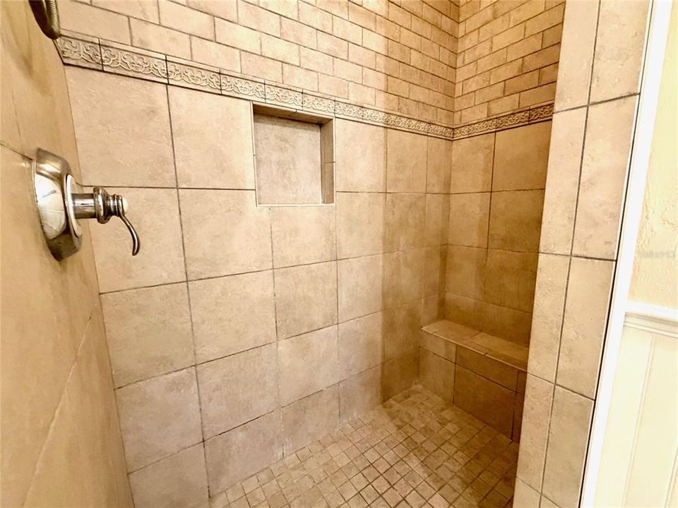 Под контрактом: $399,900 (3 спален, 2 ванн, 2052 Квадратных фут)