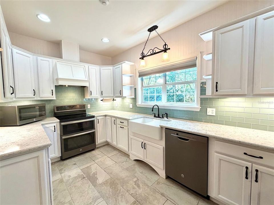 Под контрактом: $399,900 (3 спален, 2 ванн, 2052 Квадратных фут)