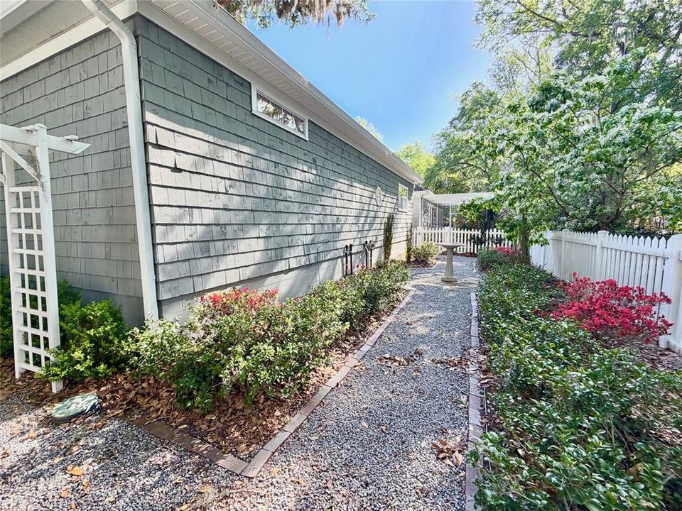 Под контрактом: $399,900 (3 спален, 2 ванн, 2052 Квадратных фут)