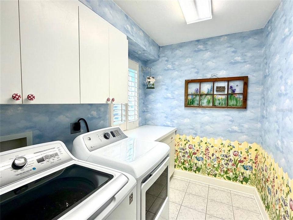 Под контрактом: $399,900 (3 спален, 2 ванн, 2052 Квадратных фут)