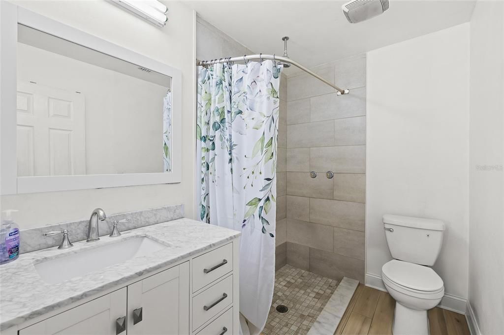 待售: $235,000 (2 贝兹, 2 浴室, 1030 平方英尺)