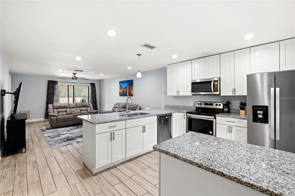 待售: $235,000 (2 贝兹, 2 浴室, 1030 平方英尺)