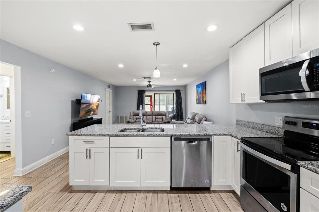 待售: $235,000 (2 贝兹, 2 浴室, 1030 平方英尺)