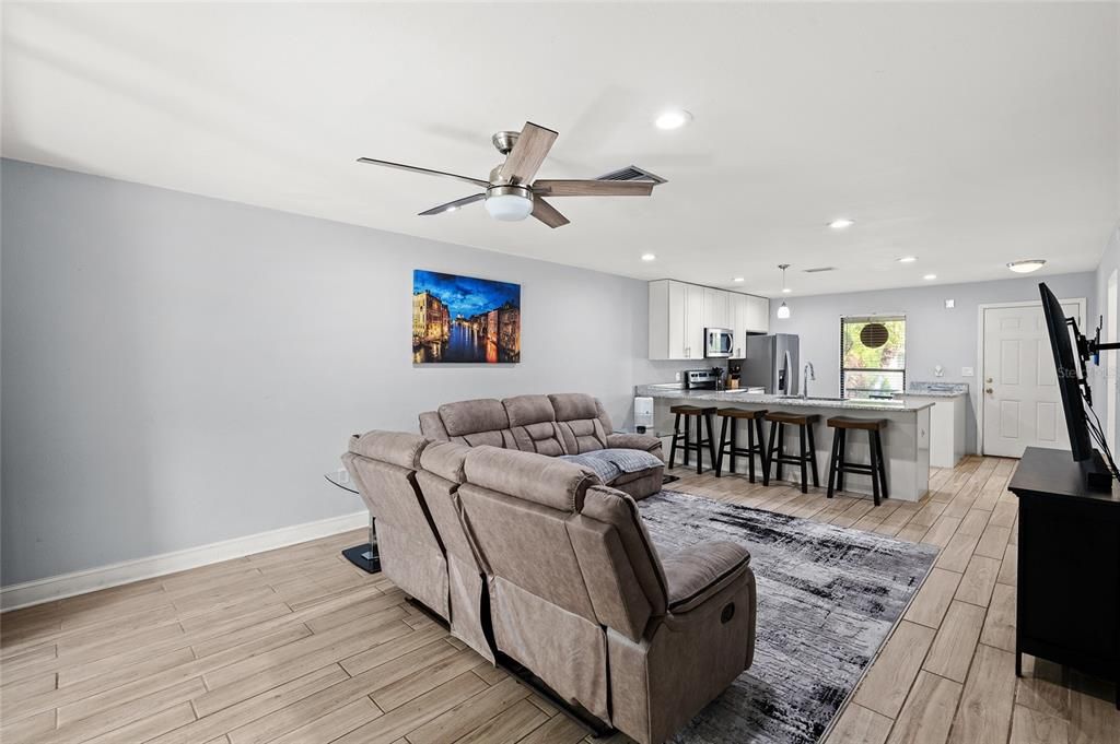 待售: $235,000 (2 贝兹, 2 浴室, 1030 平方英尺)