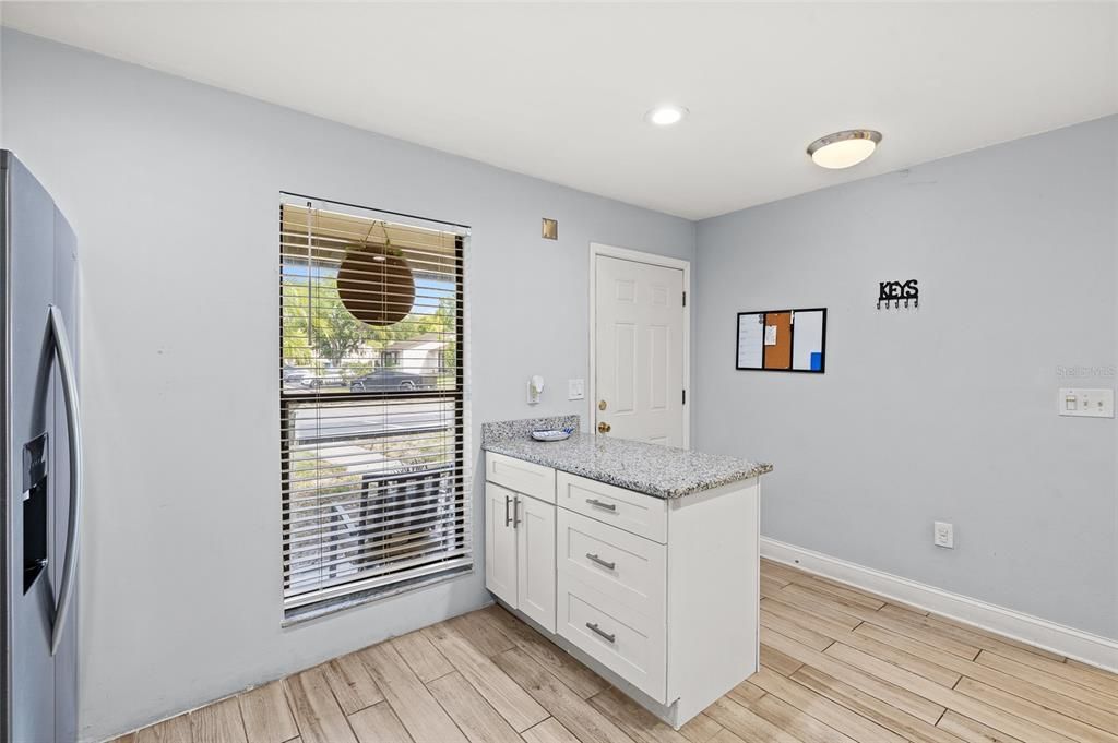 待售: $235,000 (2 贝兹, 2 浴室, 1030 平方英尺)