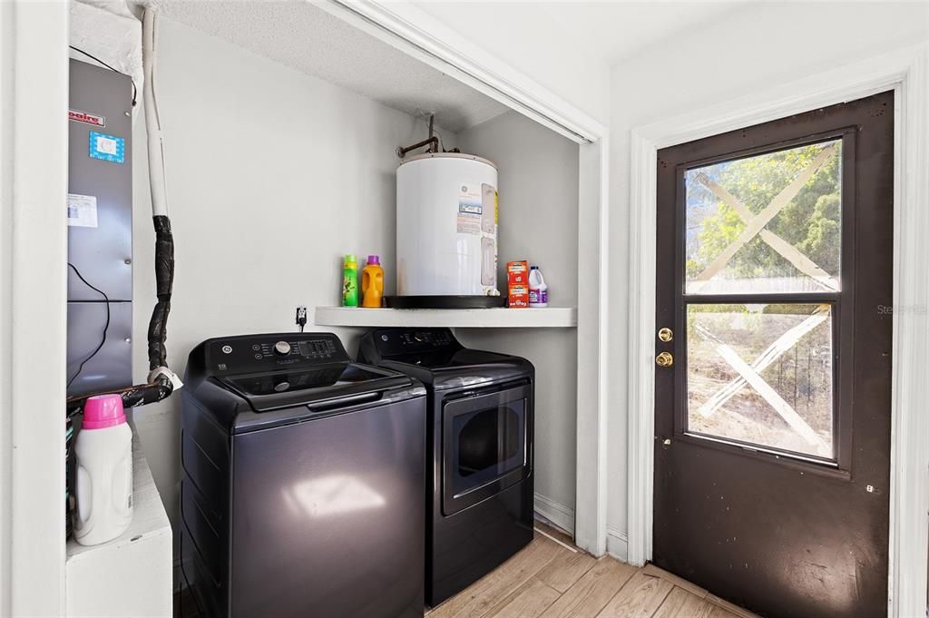 待售: $235,000 (2 贝兹, 2 浴室, 1030 平方英尺)