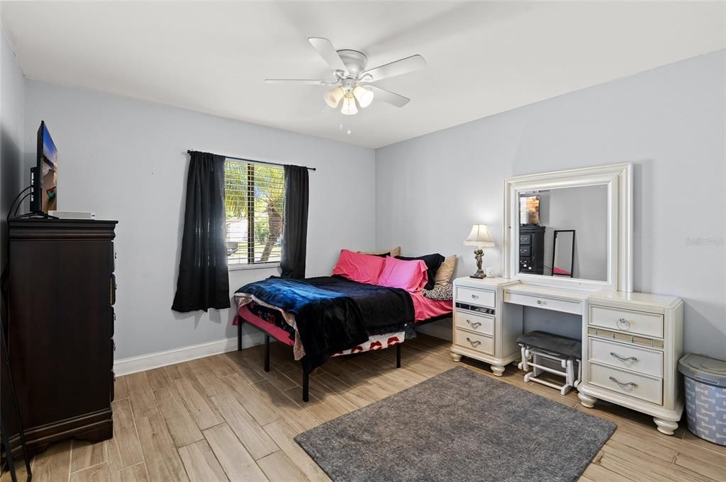 待售: $235,000 (2 贝兹, 2 浴室, 1030 平方英尺)