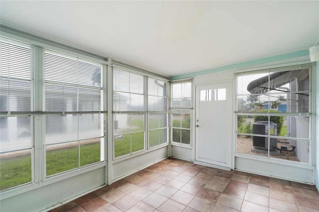 Active With Contract: $95,000 (2 beds, 1 baths, 865 Square Feet)