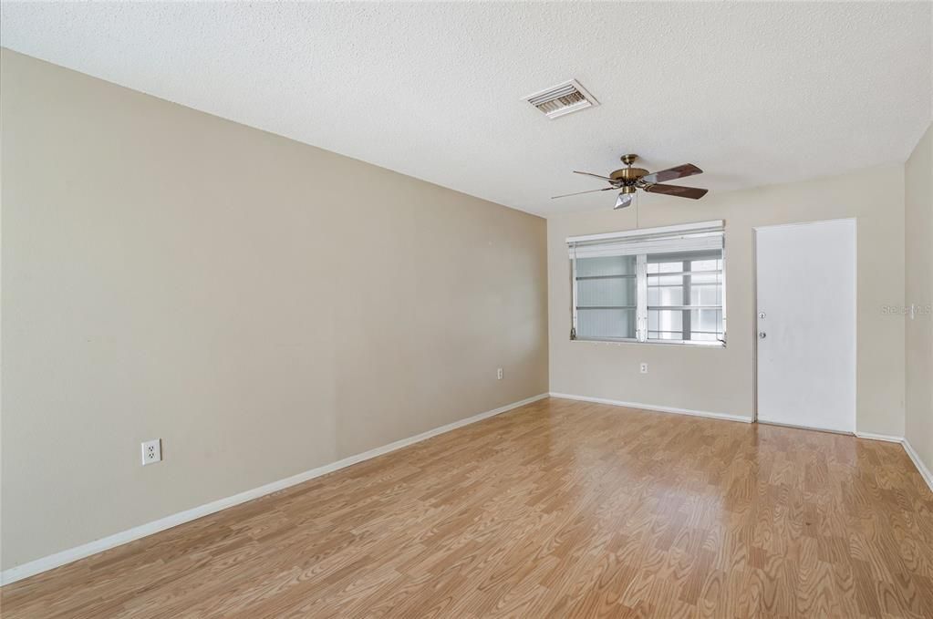 Active With Contract: $95,000 (2 beds, 1 baths, 865 Square Feet)