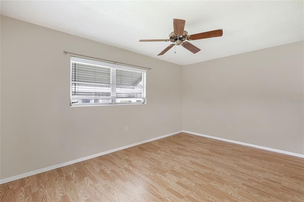 Active With Contract: $95,000 (2 beds, 1 baths, 865 Square Feet)