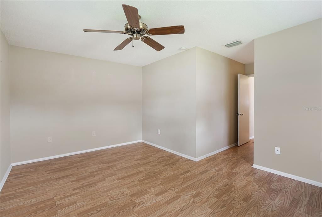 Active With Contract: $95,000 (2 beds, 1 baths, 865 Square Feet)
