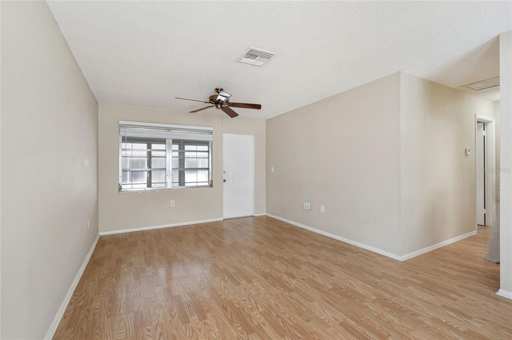 Active With Contract: $95,000 (2 beds, 1 baths, 865 Square Feet)